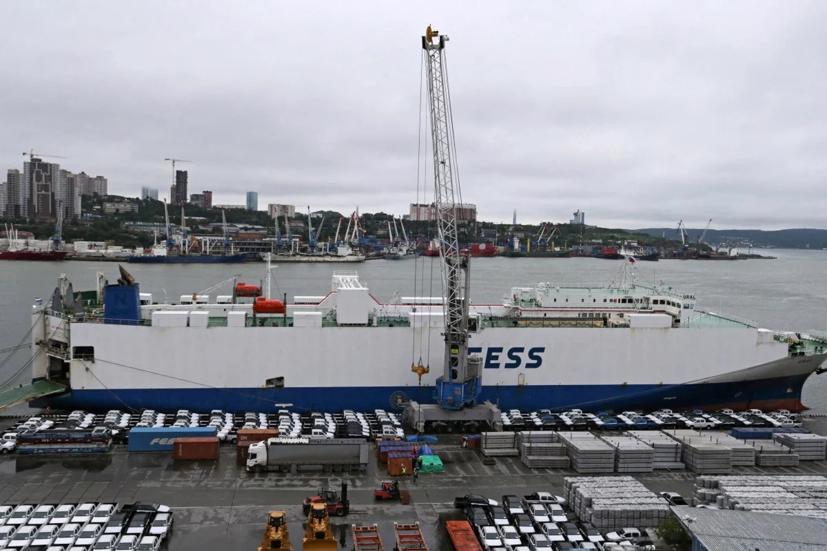 Ô tô Trung Quốc dỡ hàng từ tàu tại cảng thương mại ở thành phố Vladivostok của Nga ngày 25/8/2023. Ảnh: Reuters.