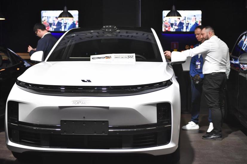 Khách tham quan xem một chiếc ô tô của thương hiệu ô tô Trung Quốc Li Auto tại triển lãm CarX ở Moscow, Nga, vào ngày 10 tháng 10 năm 2023. Ảnh: Xinhua.
