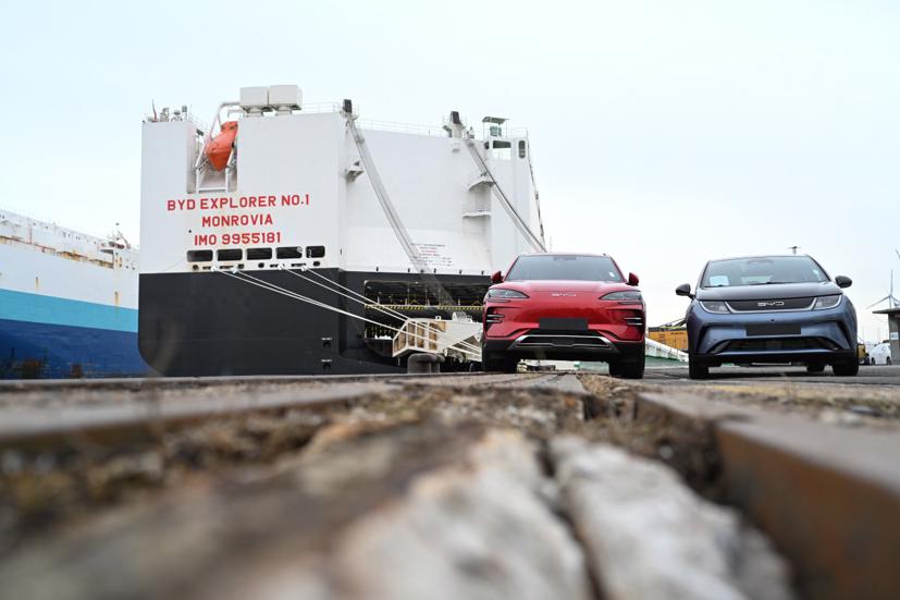Hai chiếc ô tô mới của nhà sản xuất ô tô Trung Quốc BYD đỗ trước tàu chở ô tô BYD Explorer số 1. Ảnh: Getty Images.