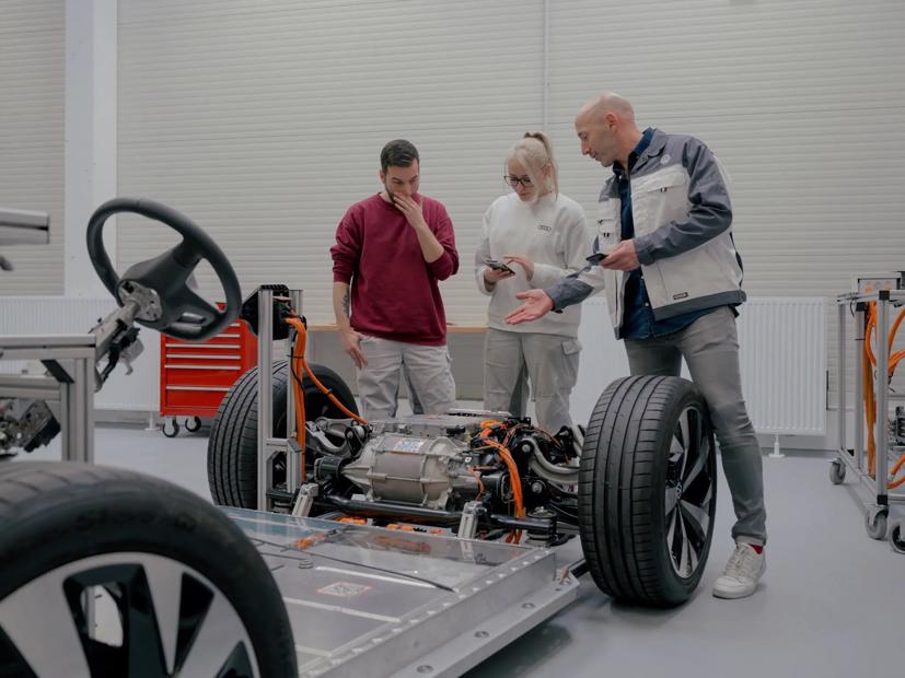 Volkswagen đã mở rộng cơ sở để đào tạo nhân viên về công nghệ xe điện.
