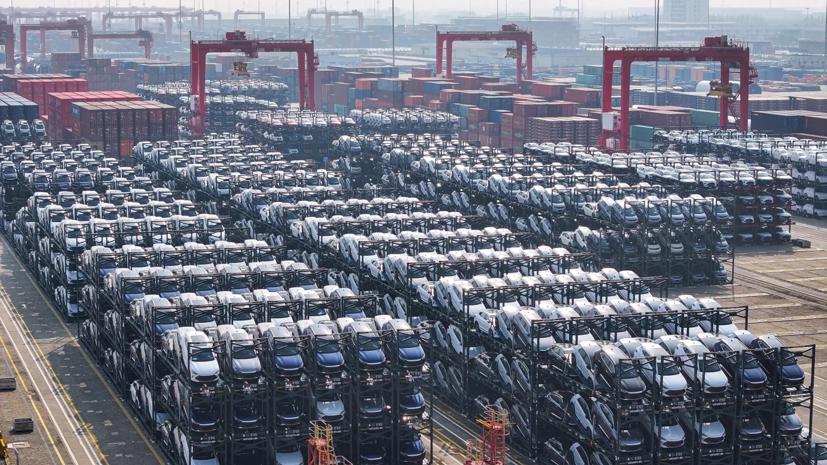 Những chiếc ô tô điện BYD đang chờ xếp lên tàu tại bến container quốc tế của Cảng Taicang ở Tô Châu, tỉnh Giang Tô phía đông Trung Quốc.