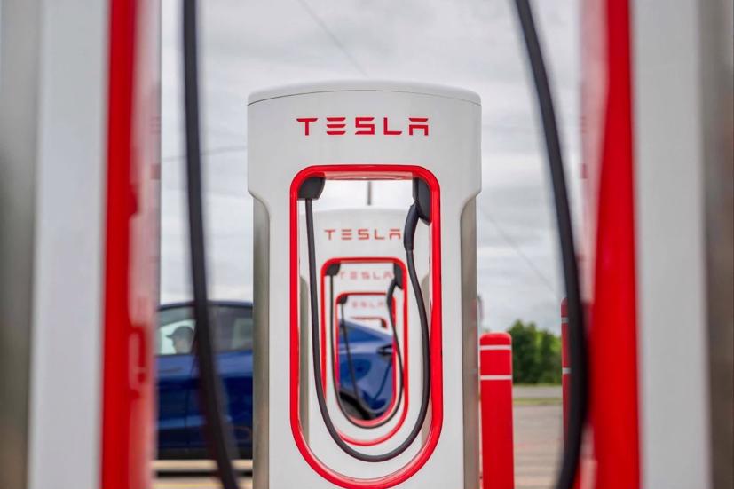 Musk bất ngờ sa thải h&#224;ng loạt nh&#226;n sự, chuyển hướng kinh doanh bộ phận si&#234;u sạc? - Ảnh 1