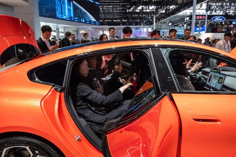 Chiếc ô tô đầu tiên của Xiaomi, SU7, được trưng bày tại lễ khai mạc Triển lãm ô tô Bắc Kinh. Ảnh: NYT.