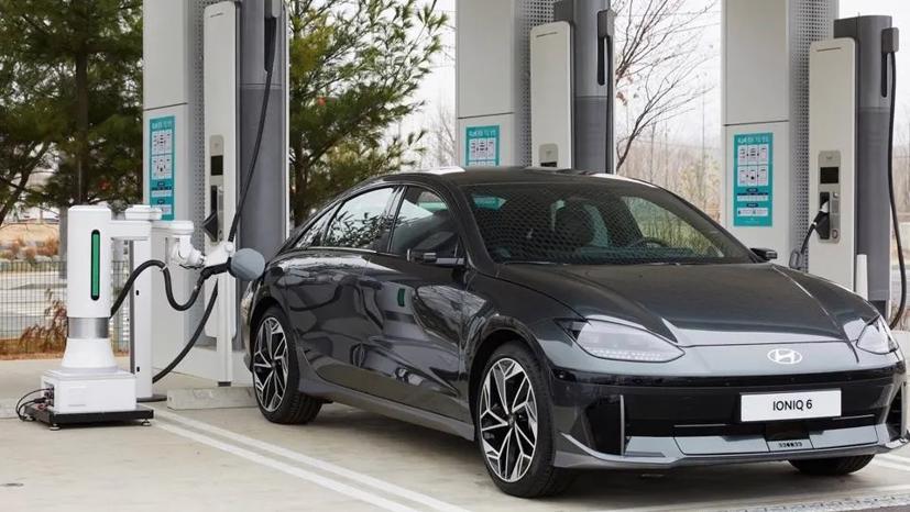 Hệ thống tự cắm sạc tại một trạm sạc của Hyundai.