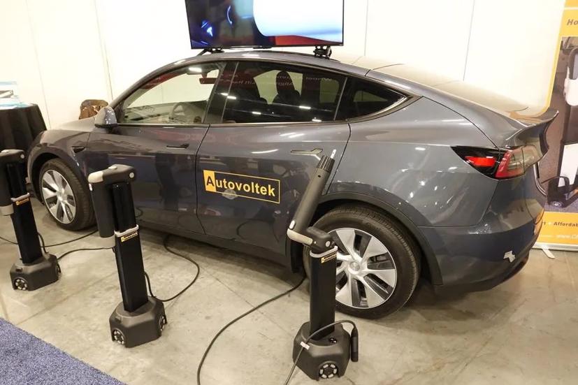 Các robot tự cắm điện cho ô tô.