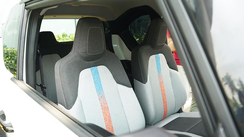 Ghế ngồi bọc nỉ, tích hợp tựa đầu và dải trang trí màu sắc tạo điểm nhấn mang phong cách thể thao. Ảnh: Lê Vũ