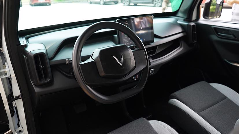 Vô lăng D-cut và màn hình giải trí 10 inch là điểm nhấn đáng chú ý của VF 3. Ảnh: Lê Vũ