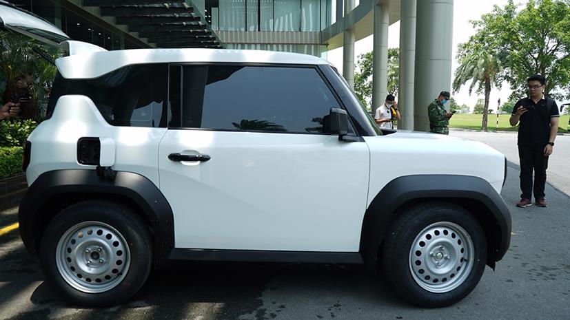 Kích thước lốp 16 inch giúp VF 3 có khả năng đa dụng hơn so với một số mẫu xe điện mini khác trên thị trường. Ảnh: Lê Vũ