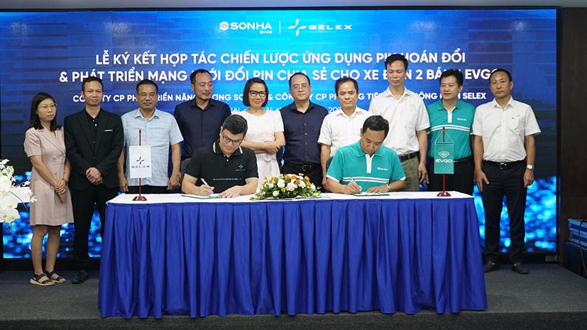 Lễ ký kết hợp tác chiến lược ứng dụng pin hoán đổi và phát triển mạng lưới đổi pin chia sẻ cho xe điện hai bánh. Ảnh: Lê Vũ