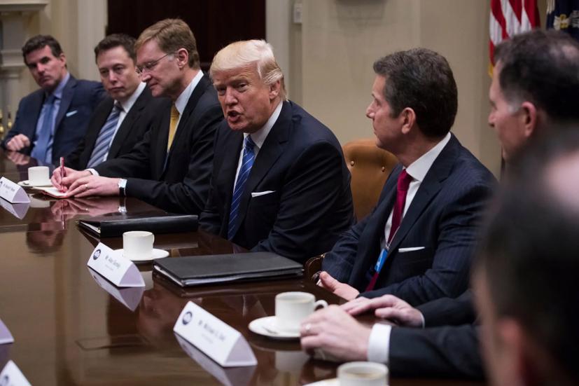 Tỷ phú Elon Musk, thứ hai từ trái sang, và các lãnh đạo doanh nghiệp khác trong chuyến thăm Nhà Trắng năm 2017.
