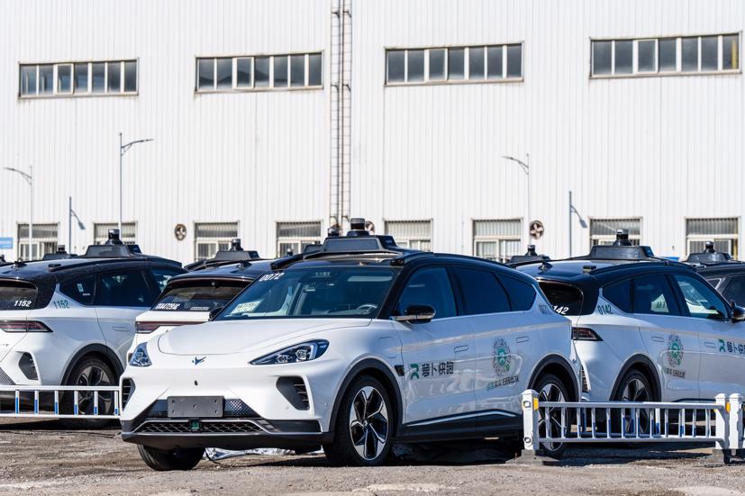 Robot taxi của Baidu đỗ tại một kho. Thêm 1.000 robot taxi dự kiến sẽ được triển khai tại Vũ Hán vào cuối năm nay. Ảnh: Bloomberg.