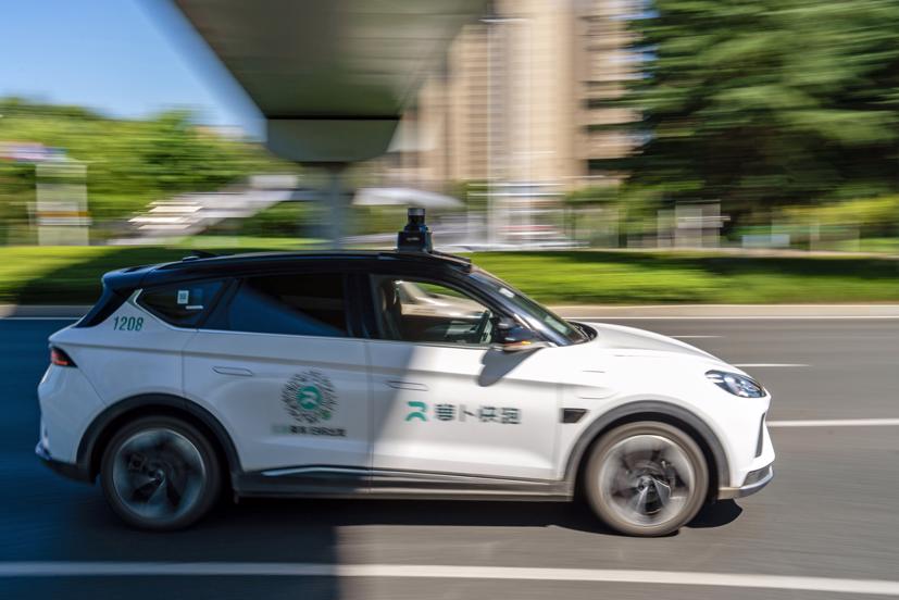 Một chiếc taxi không người lái của Baidu ở Vũ Hán vào tháng 7/2024. Ảnh: Bloomberg.