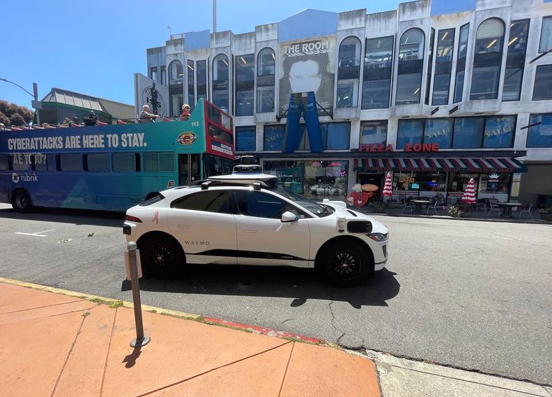 Một chiếc taxi robot Waymo rời khỏi lề đường dọc theo một con phố ở San Francisco. Công ty hiện có hơn 600 chiếc taxi robot được triển khai tại San Francisco và Phoenix.