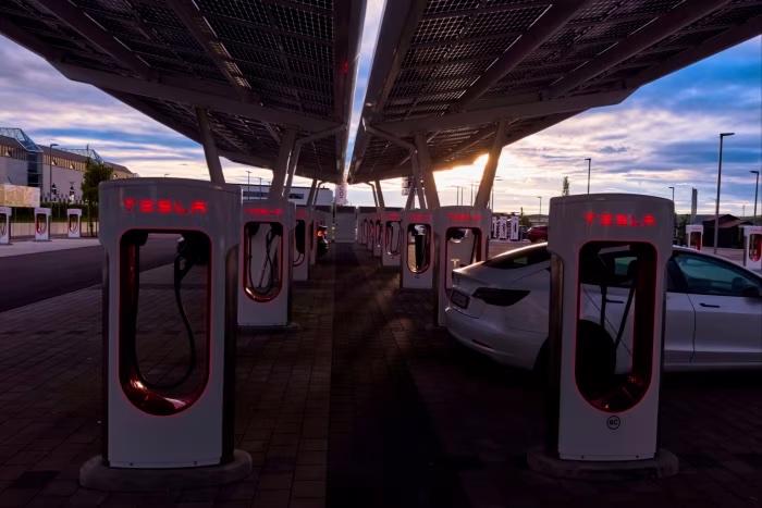 Mạng lưới Supercharger của Tesla cung cấp công suất lên tới 250kW với hàng nghìn trạm sạc trải dài khắp Bắc Mỹ, Châu Âu và Châu Á. Ảnh: Reuters.