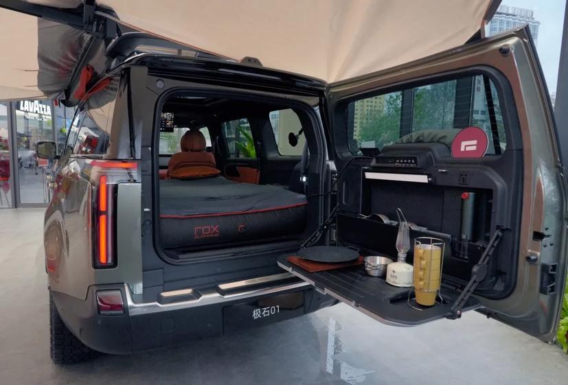 Bếp cắm trại gắn phía sau của chiếc Polestones 01. Nguồn: Polestones.