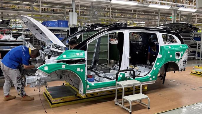 Nhân viên làm việc trên dây chuyền sản xuất xe điện (EV) tại một nhà máy thuộc Jiangling Group Electric Vehicle (JMEV), tại tỉnh Giang Tây, Trung Quốc. Ảnh: Reuters.