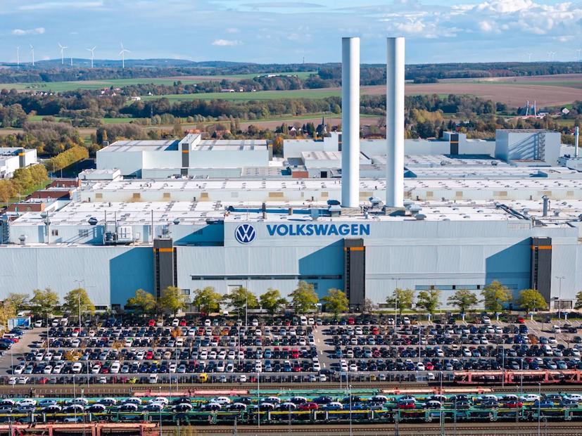 Lần đầu tiên trong lịch sử 87 năm, Volkswagen có thể đóng cửa các nhà máy - Ảnh 1