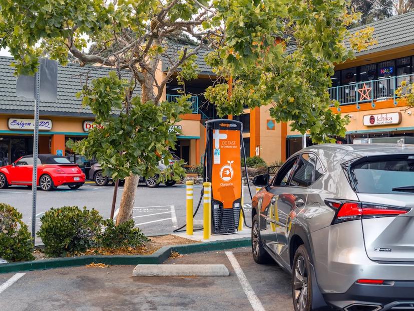 &quot;Điểm chạm&quot; mới của ng&#224;nh b&#225;n lẻ v&#224; nguồn lợi từ trạm sạc xe điện - Ảnh 2