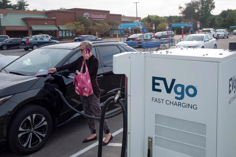 &quot;Điểm chạm&quot; mới của ng&#224;nh b&#225;n lẻ v&#224; nguồn lợi từ trạm sạc xe điện - Ảnh 1