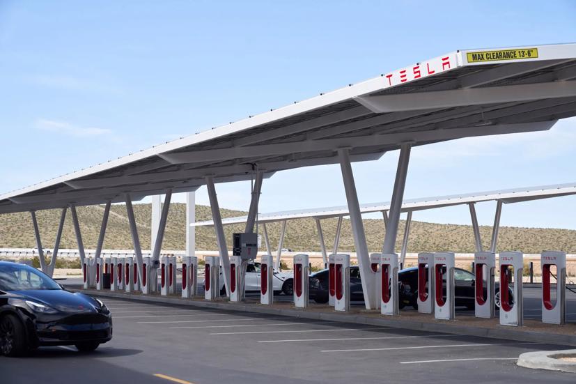 Một trạm Tesla Supercharger ở Barstow, California. Tesla nhập khẩu bộ pin xe điện từ Trung Quốc vào Mỹ. Ảnh: NYT.