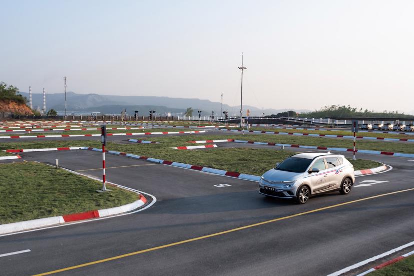 Từ 1/1/2025 sẽ có giấy phép riêng cho người lái ô tô điện.