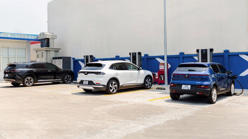 VinFast miễn ph&#237; sạc th&#234;m 2 năm: C&#225;c đối thủ ngoại đối mặt th&#234;m nhiều kh&#243; khăn - Ảnh 1