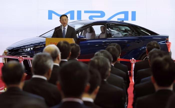Chủ tịch Toyota Akio Toyoda có bài phát biểu vào năm 2015 tại lễ ra mắt xe Mirai chạy bằng hydro. Ảnh: AFP/Getty Images.