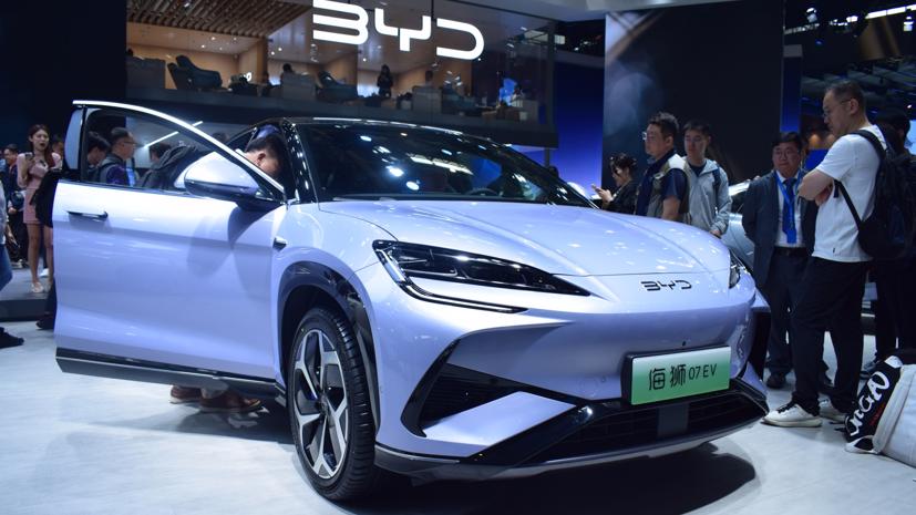Tesla gặp kh&#243; trước BYD năm 2025 khi cạnh tranh thị trường EV ng&#224;y khốc liệt - Ảnh 2