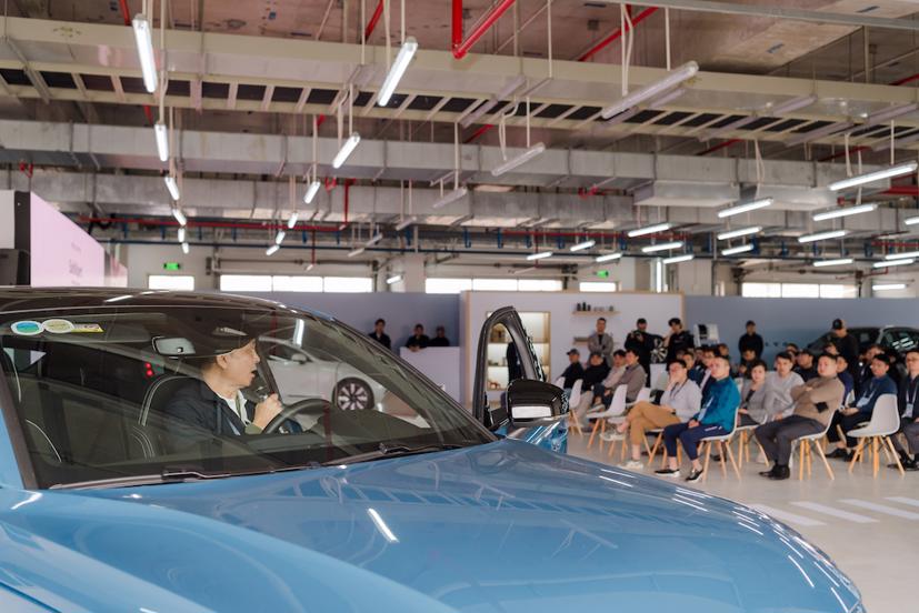 Các chuyên gia của Volvo chia sẻ nhiều kinh nghiệm hữu ích trong việc lái xe an toàn với người tiêu dùng.