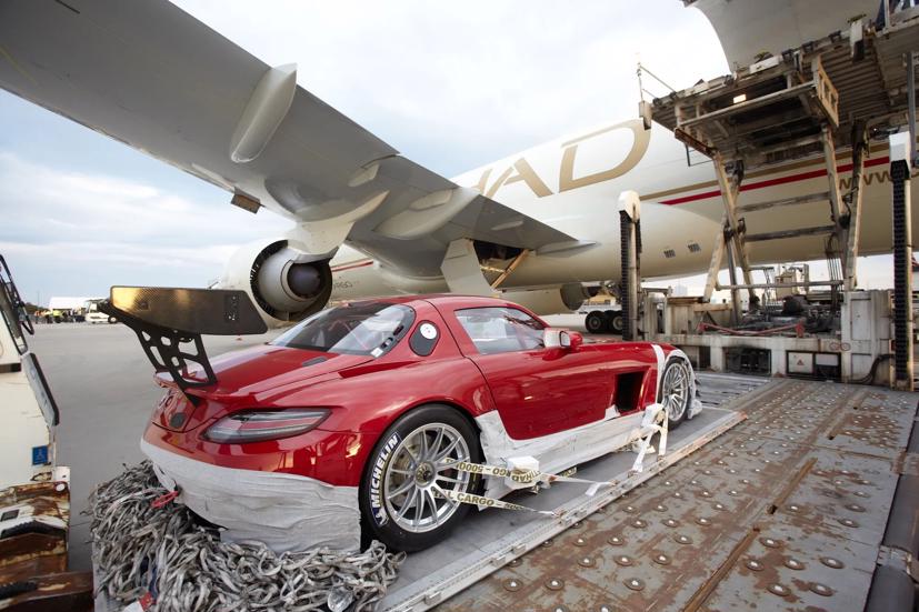 Một chiếc xe thể thao Mercedes-Benz dạng sưu tầm được đưa lên máy bay chở hàng tại sân bay Frankfurt-Hahn ở Đức. Ảnh: BROKER/Alamy.