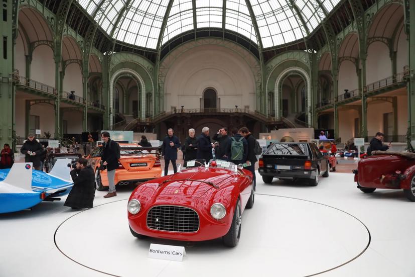 Một cuộc đấu giá của Bonhams tại Grand Palais ở Paris vào ngày 5 tháng 2. Các nhà đấu giá vẫn có thể chịu thiệt hại do thuế quan nếu những người gửi hàng quốc tế từ chối trả phí nhập khẩu cao hơn đối với những chiếc xe sưu tập đời mới. Ảnh: Getty Images.