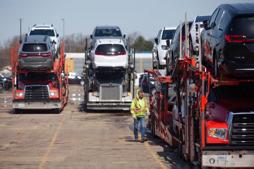 Xe của Stellantis được dỡ xuống tại một bãi đậu xe ở Windsor, Ont., vào ngày 3/4/2025. Ảnh: Globeandmail.