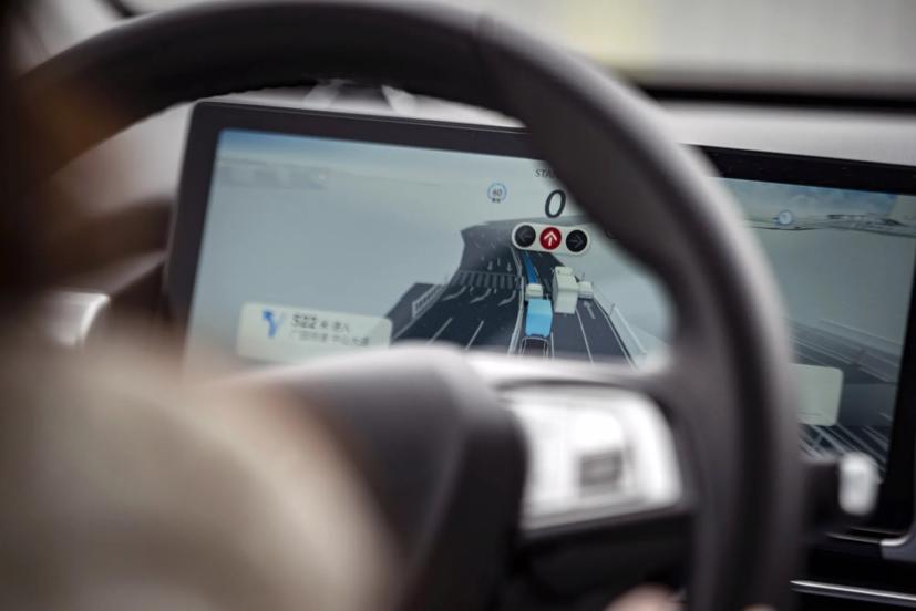 Màn hình bảng điều khiển hiển thị giao thông xung quanh trong quá trình lái thử chức năng tự động trên xe điện XPeng tại Quảng Châu vào năm 2023. Ảnh: Bloomberg.