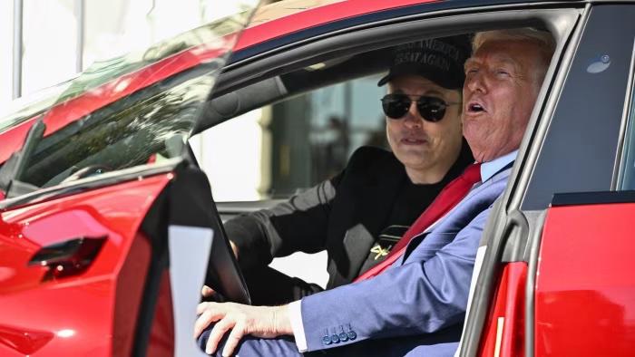 Elon Musk và Tổng thống Donald Trump trong một chiếc xe Tesla tại Nhà Trắng vào tháng trước. Musk cho biết hôm thứ Ba rằng ông sẽ không rời khỏi chính quyền của ông Trump hoàn toàn. Ảnh: Getty Images.