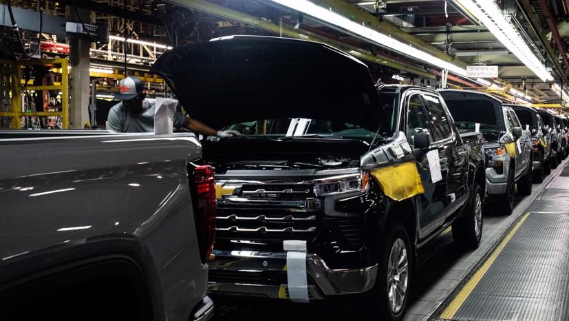 Xe ô tô trên dây chuyền lắp ráp trang trí tại nhà máy lắp ráp General Motors ở Fort Wayne, Indiana, năm 2024. Ảnh: Getty Images.
