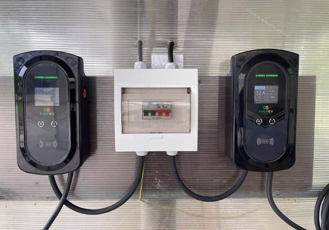 Hệ thống trạm sạc xe điện tại nhà của một đơn vị tư nhân.