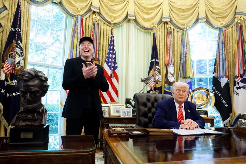 Tổng thống Mỹ Donald Trump, bên phải, và Elon Musk, giám đốc điều hành của Tesla Inc., trong một cuộc họp báo tại Phòng Bầu dục vào ngày 30 tháng 5. Ảnh: Bloomberg.
