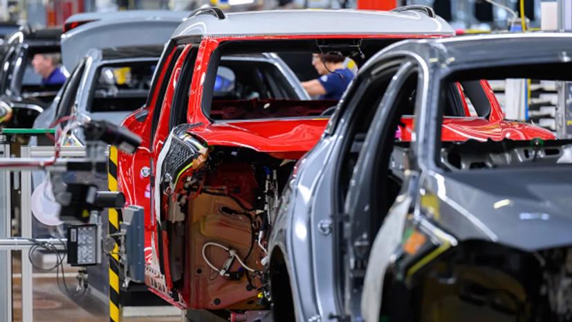 Xe được lắp ráp trên dây chuyền tại nhà máy BMW ở Leipzig. Ảnh: Getty.