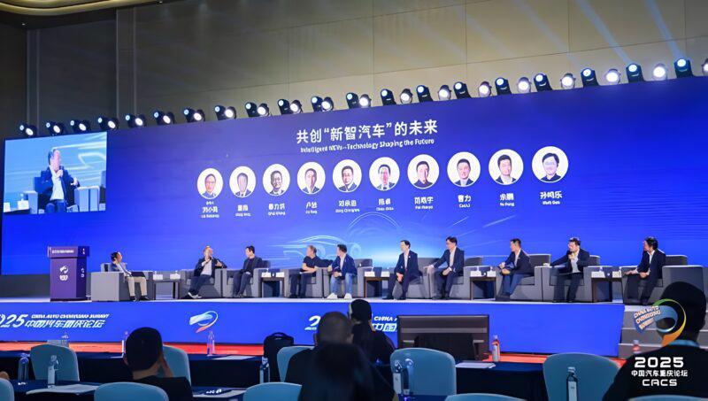 Tại Diễn đàn ô tô Trùng Khánh Trung Quốc 2025, các hãng ô tô lớn hàng đầu thế giới đã không ngại ngần chỉ trích nhau.