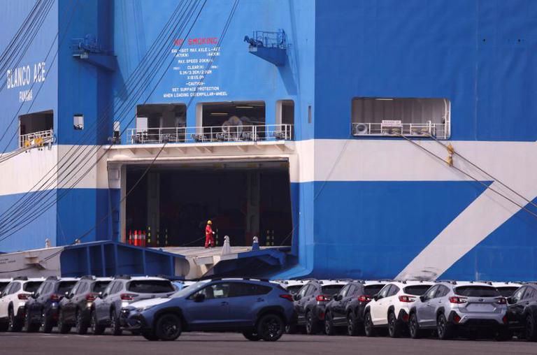 Những chiếc ô tô mới sản xuất đang chờ xuất khẩu đang đỗ tại một cảng ở Yokohama, phía nam Tokyo, Nhật Bản. Ảnh: Reuters.