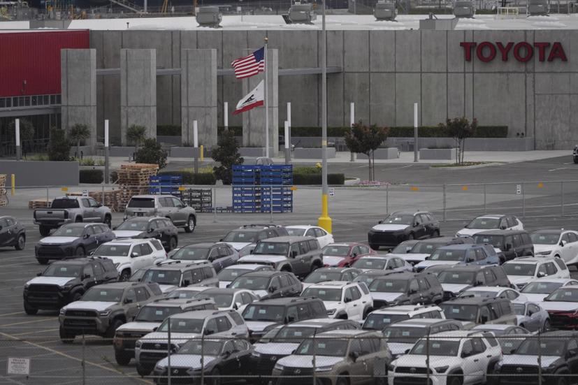 Các xe Toyota mới được lưu trữ tại một cơ sở ở Long Beach, California. Ảnh: AP/Kyodo.