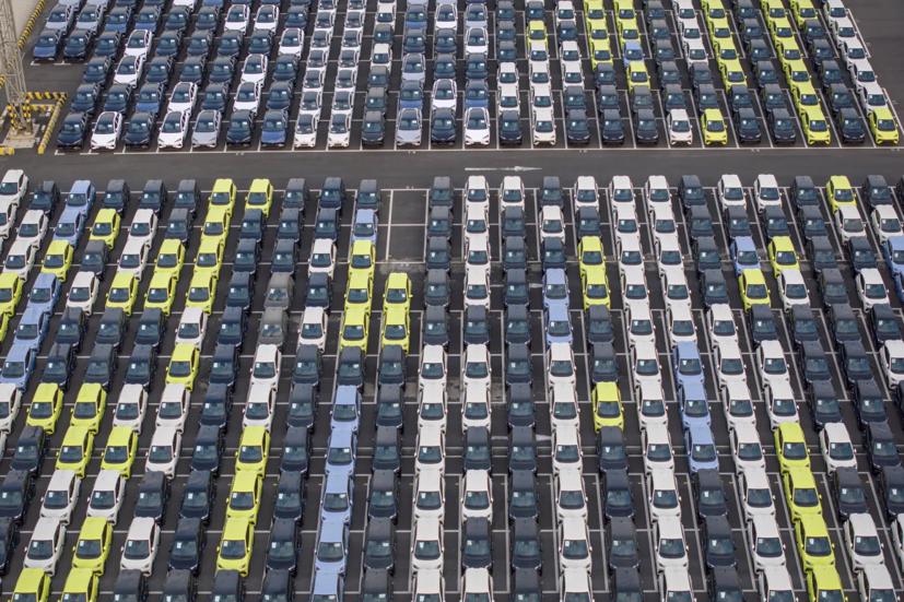 Những chiếc ô tô điện BYD đang chờ được đưa lên tàu chở ô tô BYD "Shenzhen", sẽ khởi hành từ Cảng Taicang ở Tô Châu, Trung Quốc đến Brazil. Ảnh: Getty Images.