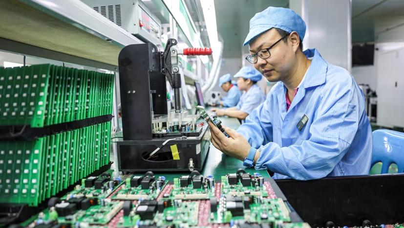 Nhân viên làm việc trên dây chuyền sản xuất trạm sạc ô tô điện tại một nhà máy ở tỉnh Giang Tây, miền trung Trung Quốc. Ảnh: Getty Images.