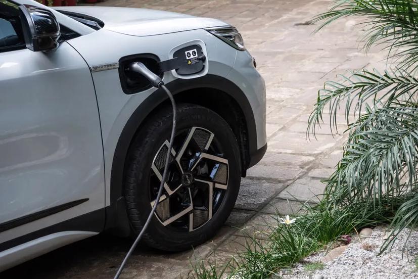 Các trạm sạc trên đường cao tốc đã trở thành điểm dừng chân với các quán cà phê. Ảnh: NYT.