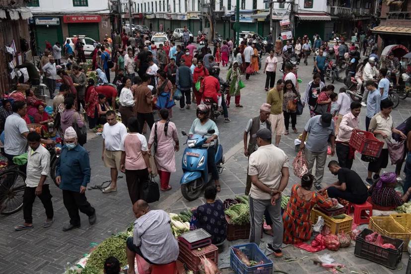 Những con phố hẹp ở Kathmandu. Ảnh: NYT.