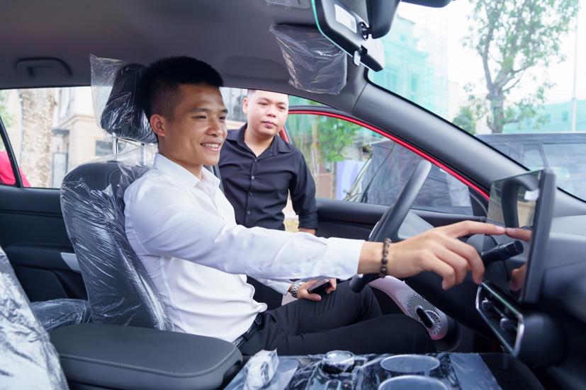 Người tiêu dùng trải nghiệm với mẫu xe MPV 7 chỗ Limo Green.