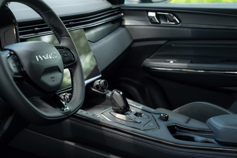 Nội thất của Lynk & Co 01 Hyper sử dụng tông màu đen phù hợp với tổng thể thiết kế thể thao và đậm chất châu Âu.