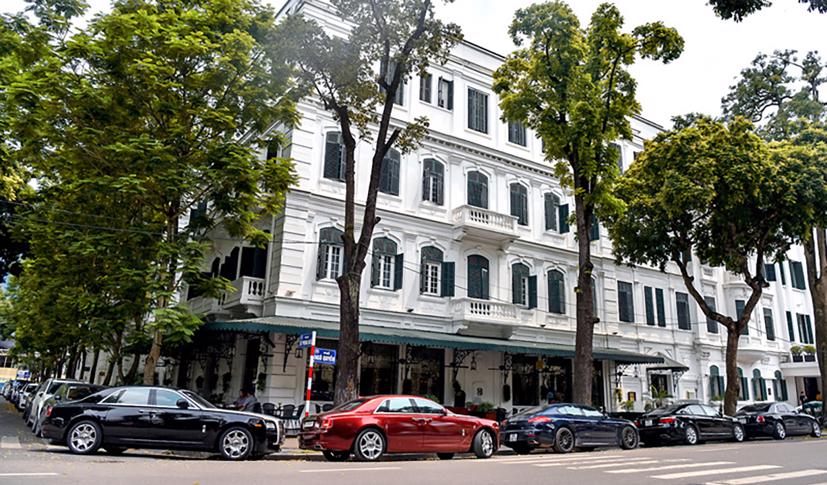 Những chiếc xe sang đậu tràn trên đường phố Hà Nội.