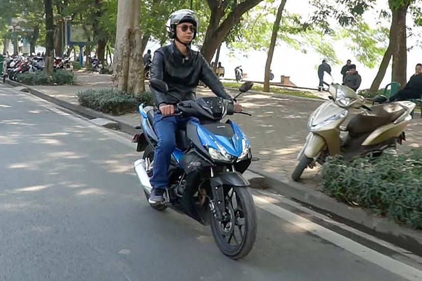 Bước sang thế hệ mới là Honda Winner X, tiếng “lọc xọc” “lạch cạch” tiếp tục xảy ra giống như phiên bản trước đó.