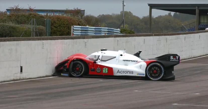 Chiếc xe tự lái đâm vào tường trong cuộc đua Roborace. Ảnh: Futurism.